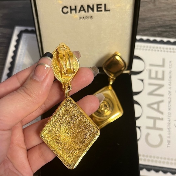 RARE! Chanel Vintage Gold CC Diamond Shape Dangle Clip On Earrings - Picture 3 of 11